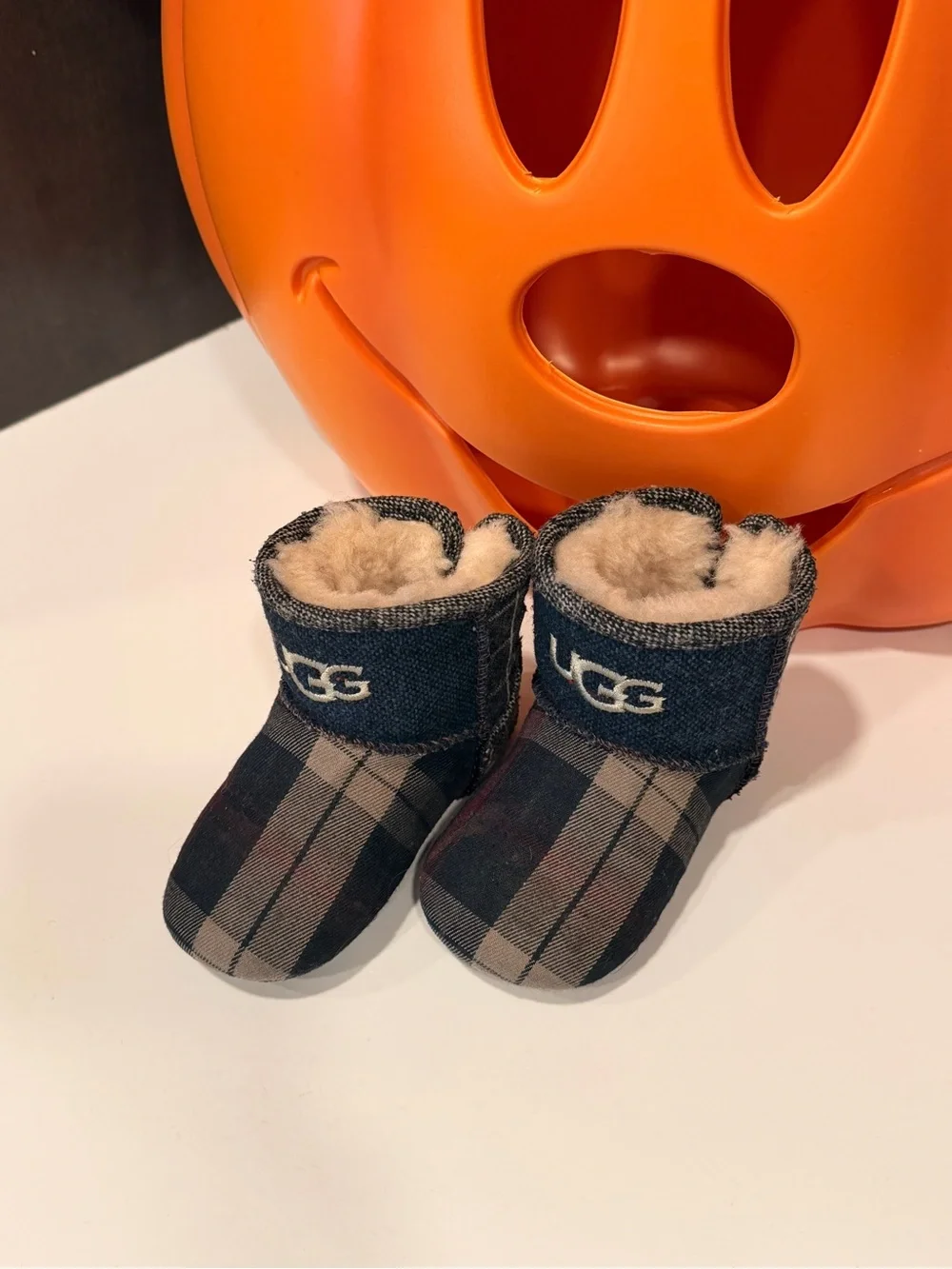 UGG Kids Plaid Shearling-Lined Boots - Black/Tan